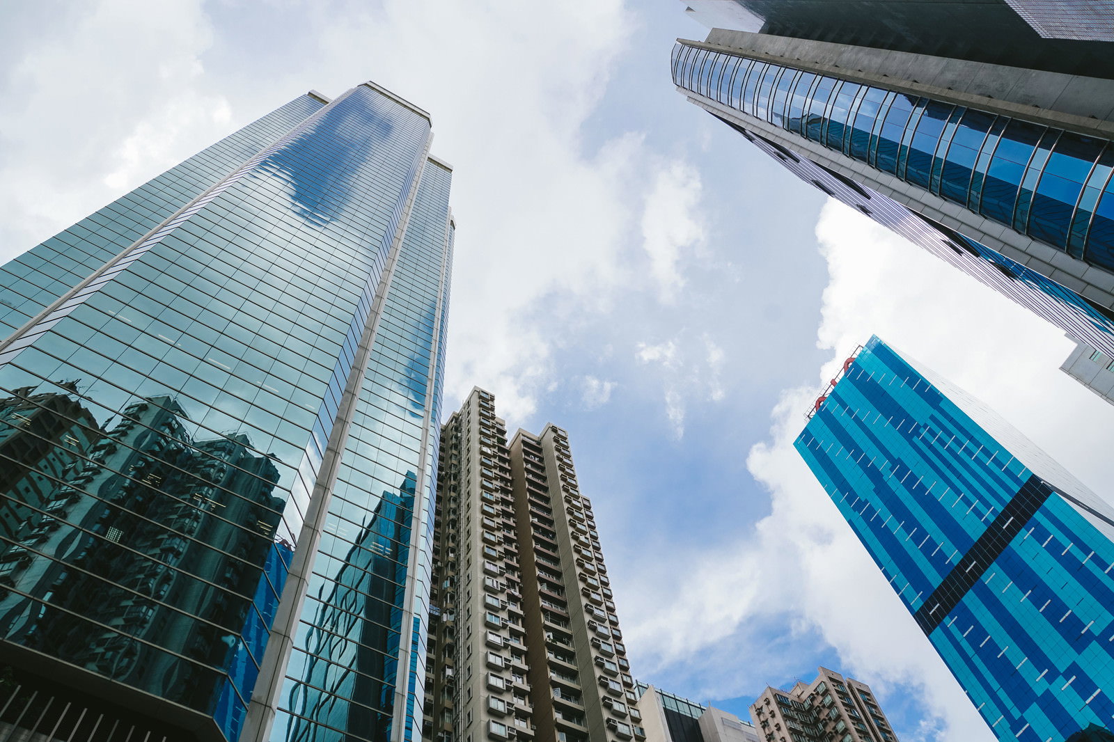 下から見上げた香港の高層ビル群と青空