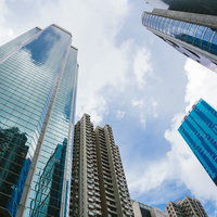 香港の高層ビル群が立ち並ぶ都市風景の写真