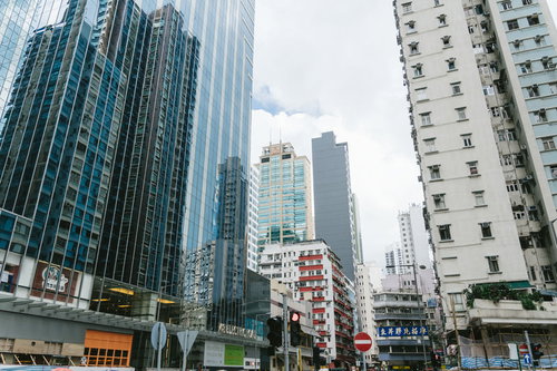 香港のビル群が立ち並ぶ都市の街並み、高層ビルと古い集合住宅の混在風景