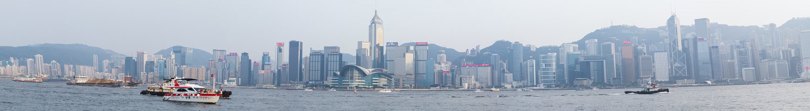 香港ビクトリアハーバーのパノラマビル群と海の風景