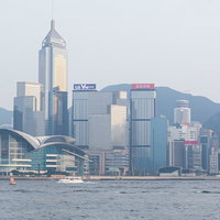 香港ビクトリアハーバーのビル群と海を映すパノラマの写真