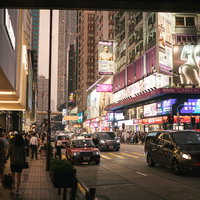 香港の繁華街・夜の市街地の写真