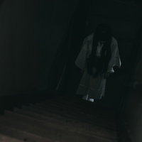 階段を降りようしたら白装束の女性の姿が・・・の写真