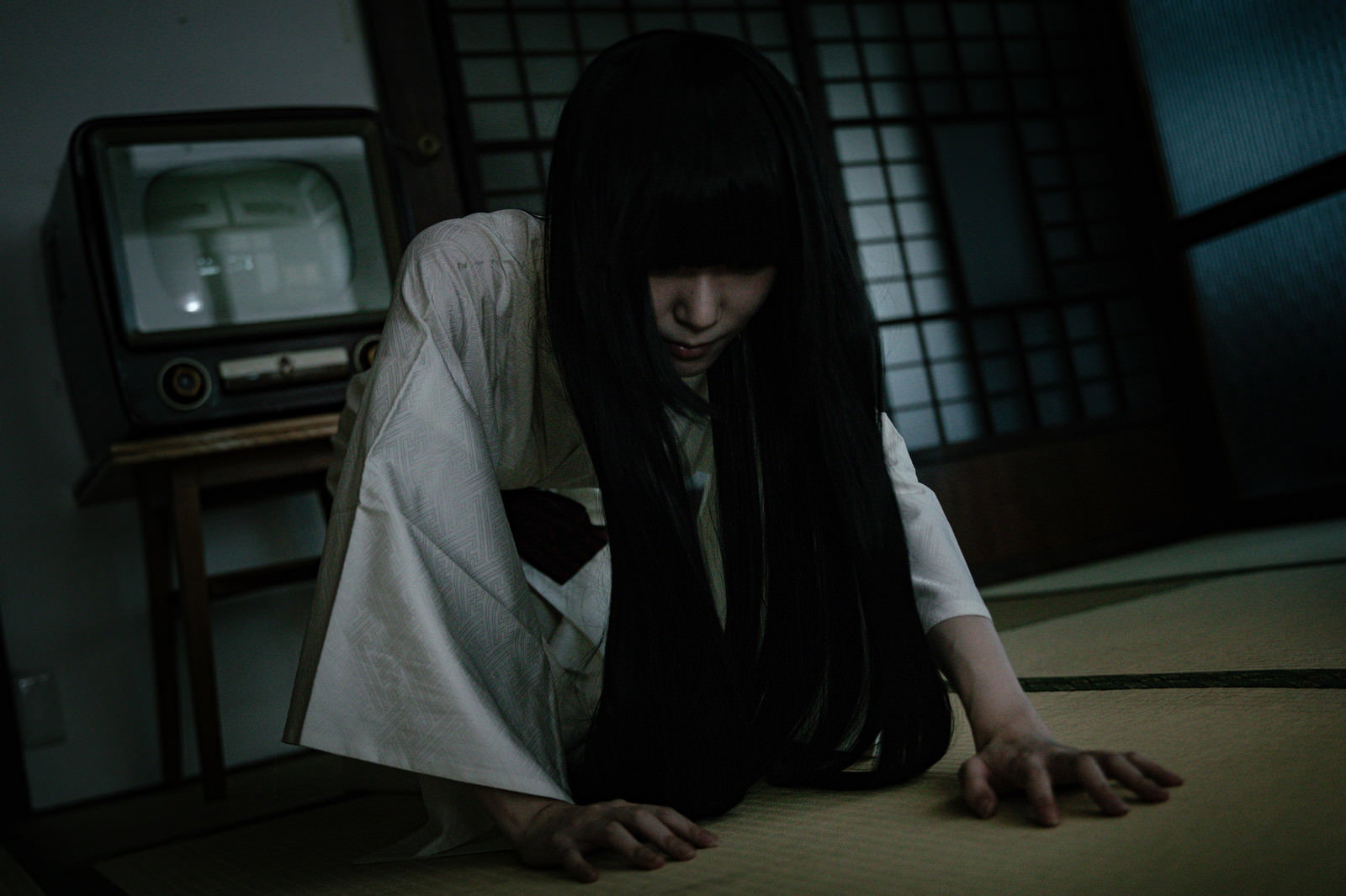 古い和室で土下座する白装束の女性［モデル：緋真煉］