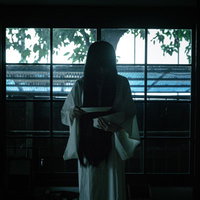 皿の枚数を数える白装束の幽霊らしい女性の写真