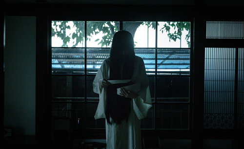 皿の枚数を数える白装束の幽霊らしい女性