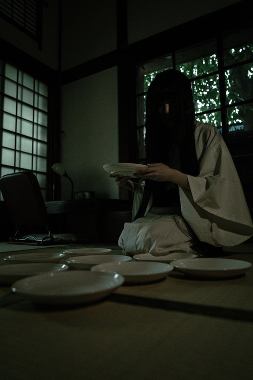 古民家の畳で皿の枚数を数え始める黒髪女性