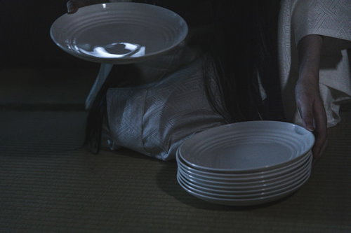 いちまい...にまい...と皿を数える女性～皿屋敷の怪談世界～