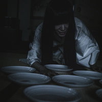 夜な夜なお皿の数を数える女性の不気味な姿の写真