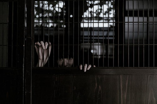 格子戸の隙間から覗き見るストーカーの恐怖