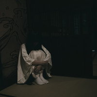 暗い部屋でひとりぼっち女子の写真