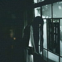 うらめしや～古民家の窓辺に立つ女性のシルエットの写真