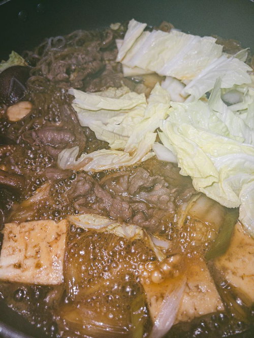 すき焼き食べたよ、白菜と牛肉を鍋で煮込み