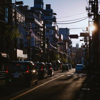 河川敷から日ノ出を眺めるの写真