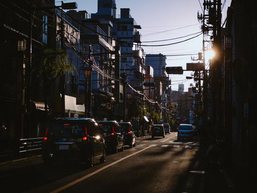 台東区千束の街中を走るタクシーと街並み
