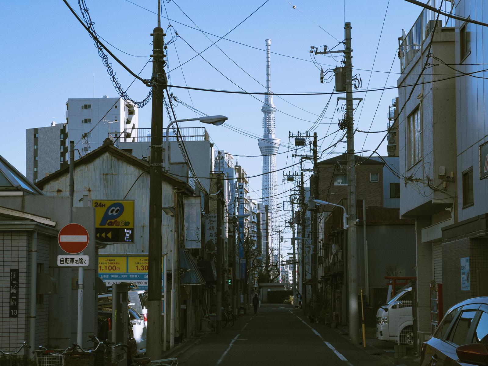 三ノ輪三丁目の下町住宅街から見るスカイツリー