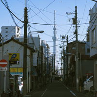 三ノ輪三丁目の下町住宅街に見えるスカイツリーの写真