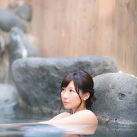 露天風呂から「もうすぐでるよ！」と彼に呼びかける彼女の写真