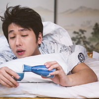 日本酒をこぼしそうになるおっちょこちょいの写真