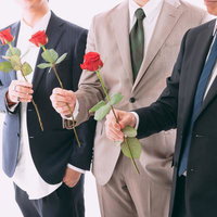 赤いバラを手に同時三人からの愛の告白タイムの写真