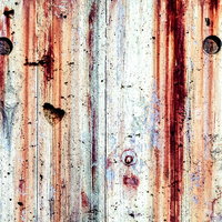 塗装が剥がれた木目のテクスチャーと金属パーツの写真