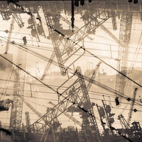 複数の鉄塔とクレーンが立ち並ぶ建設現場の風景の写真