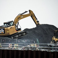 土砂とショベルカーで行われる工事作業現場での掘削作業の写真