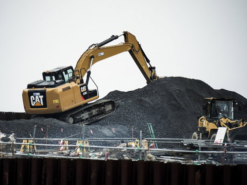 土砂とショベルカーで行われる工事作業現場での掘削作業