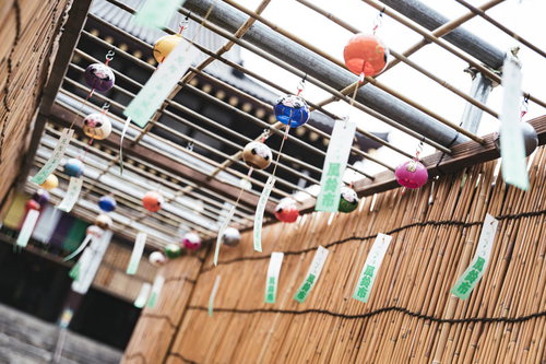 新緑の森に落ちる岩壁の滝