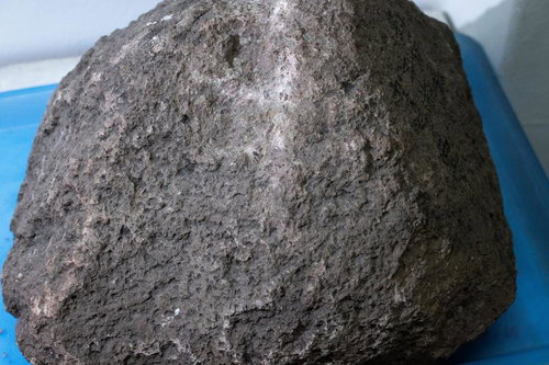 大きな灰色の岩石の標本