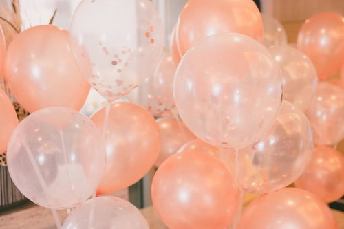 ピンクとクリアの風船が並ぶパーティー装飾