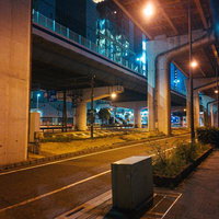 深夜の阪神高速3号神戸線下の歩道の写真