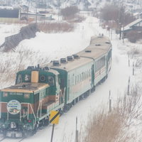 雪に包まれた北海道釧路の線路を走る運輸車両の写真