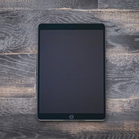 木目調のテーブルに置かれた大画面のタブレット端末の写真