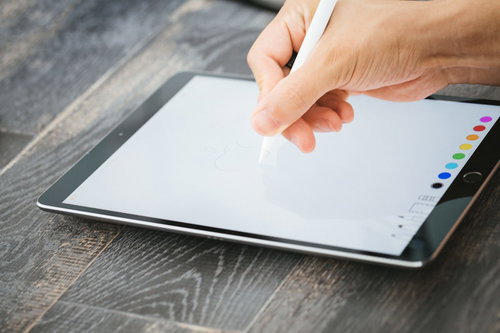 大画面のタブレットで絵を描く絵師の手元とペン操作