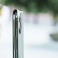 iPhone 11 Proのメタリックな側面とトリプルカメラシステムの写真