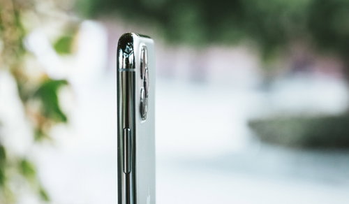 iPhone 11 Proのメタリックな側面とトリプルカメラシステム