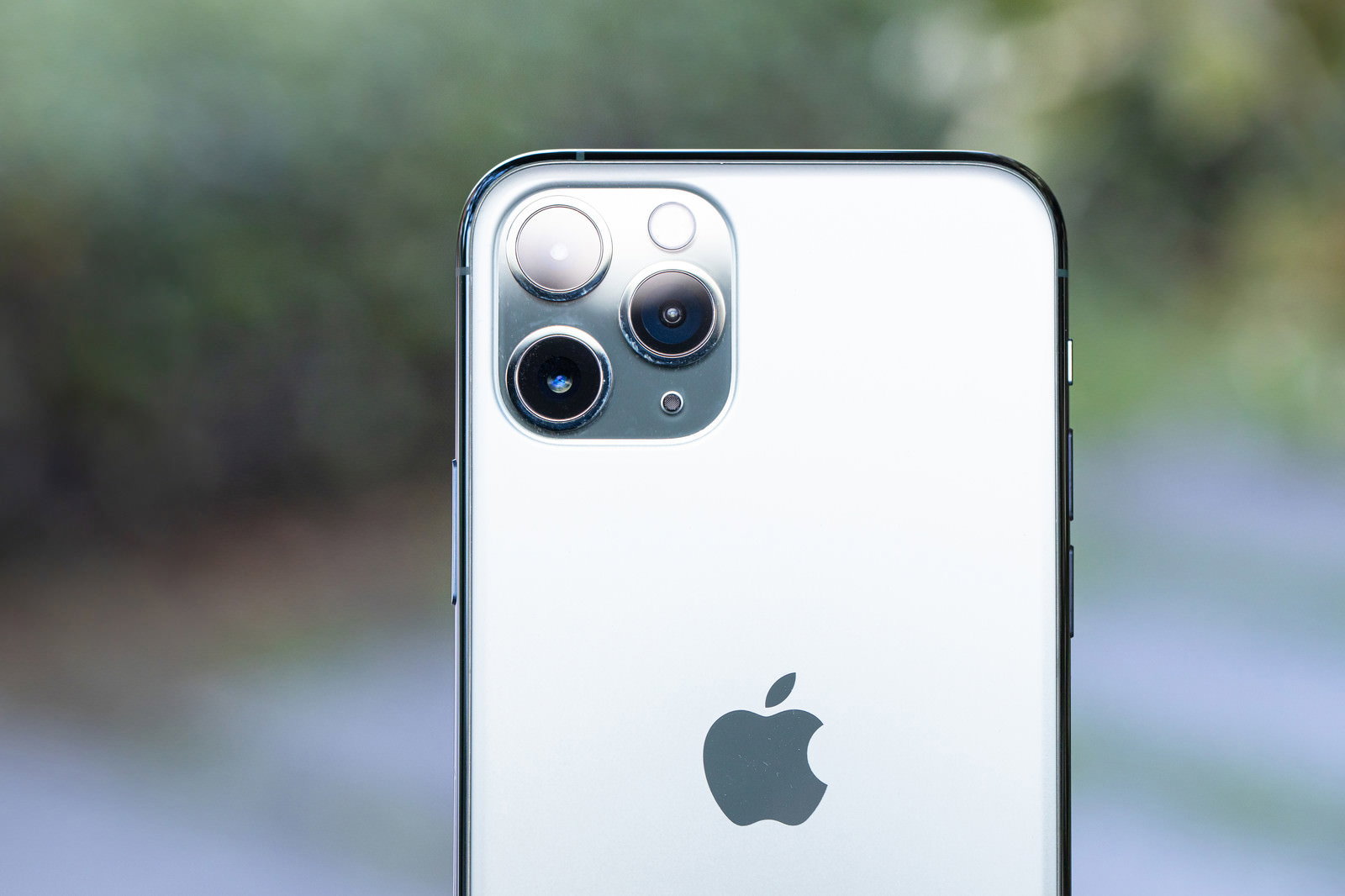 iPhone 11 Proの背面にある3つのカメラレンズのクローズアップ
