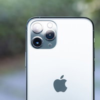 iPhone 11 Proの背面に配置された3眼カメラの写真