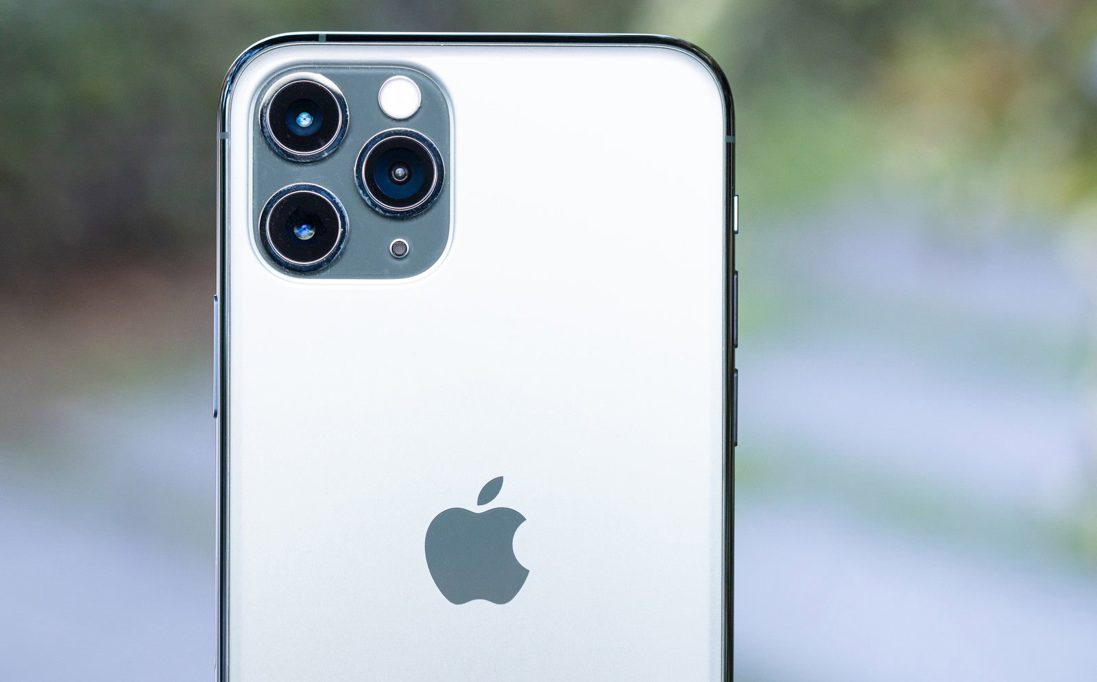 iPhone 11 Proの背面に搭載されたトリプルカメラとAppleロゴ