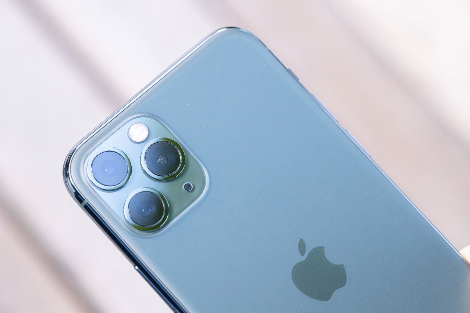 ミッドナイトグリーンのiPhone 11 Proとトリプルカメラシステム