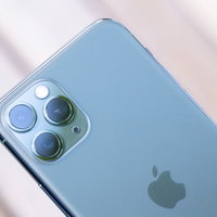 iPhone 11 Pro ミッドナイトグリーンのトリプルカメラの写真