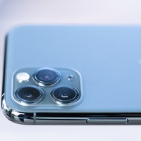 iPhone 11 Proのトリプルカメラを側面から撮影の写真