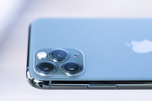 iPhone 11 Proのトリプルカメラを側面から撮影