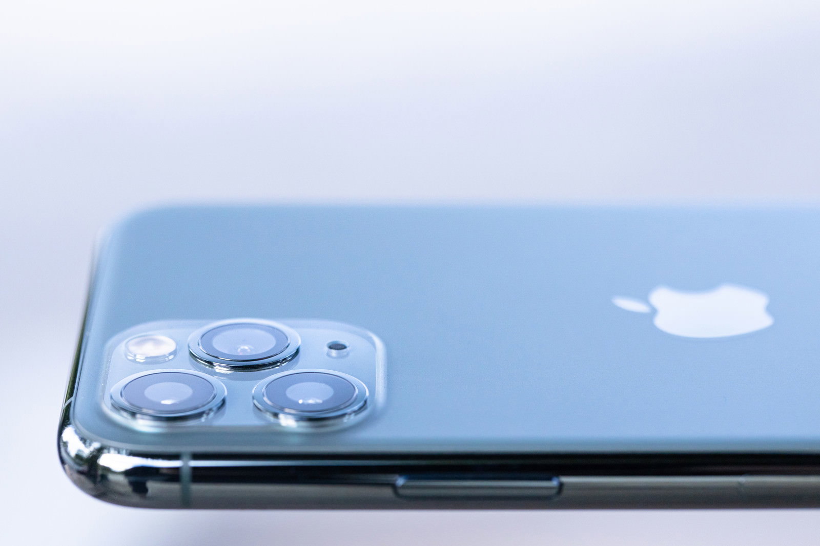 iPhone 11 Proのシエラブルーカラーに配置されたトリプルカメラ