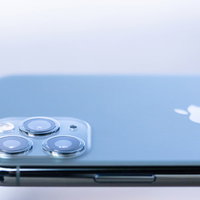 シエラブルーのiPhone 11 Proに配置されたトリプルカメラの写真