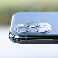 iPhone 11 Pro の3つのカメラレンズが並ぶ背面部分の写真
