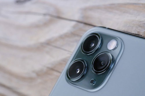 超広角、広角、望遠カメラを搭載したiPhone 11 Proのトリプルカメラ