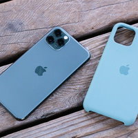 iPhone 11 Pro と純正シリコンケースの写真