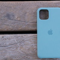 iPhone 11 Pro 純正シリコンケース、ブルーをウッドデッキに置いた状態の写真